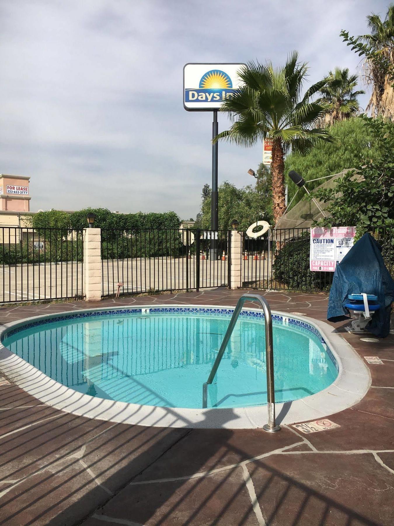 Days Inn By Wyndham Ontario Airport Exterior foto